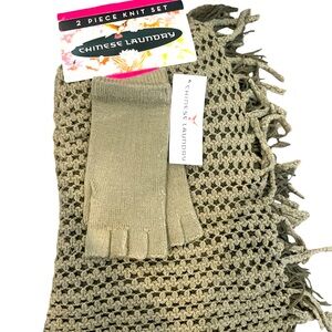 Chinese laundry two-piece knit set Mittens Scarf